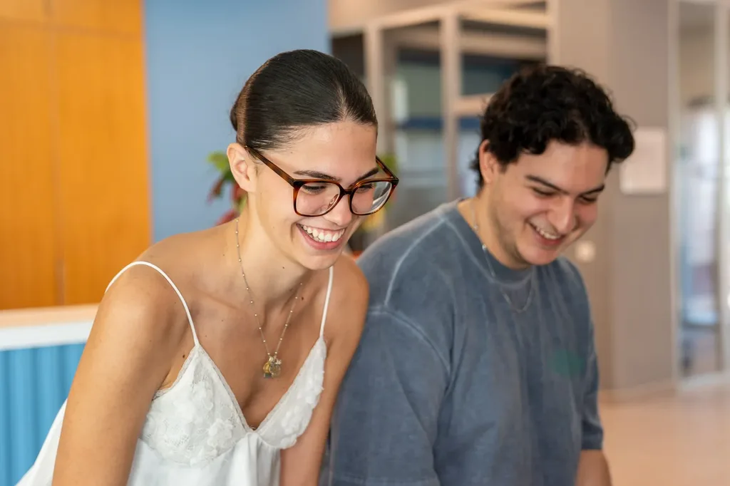 Estudiantes sonrientes tras la sesión de estudio en la residencia